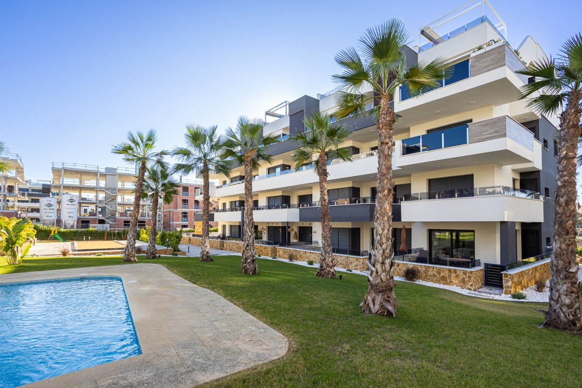 2 Bed Ground Floor Apartment in Los Altos