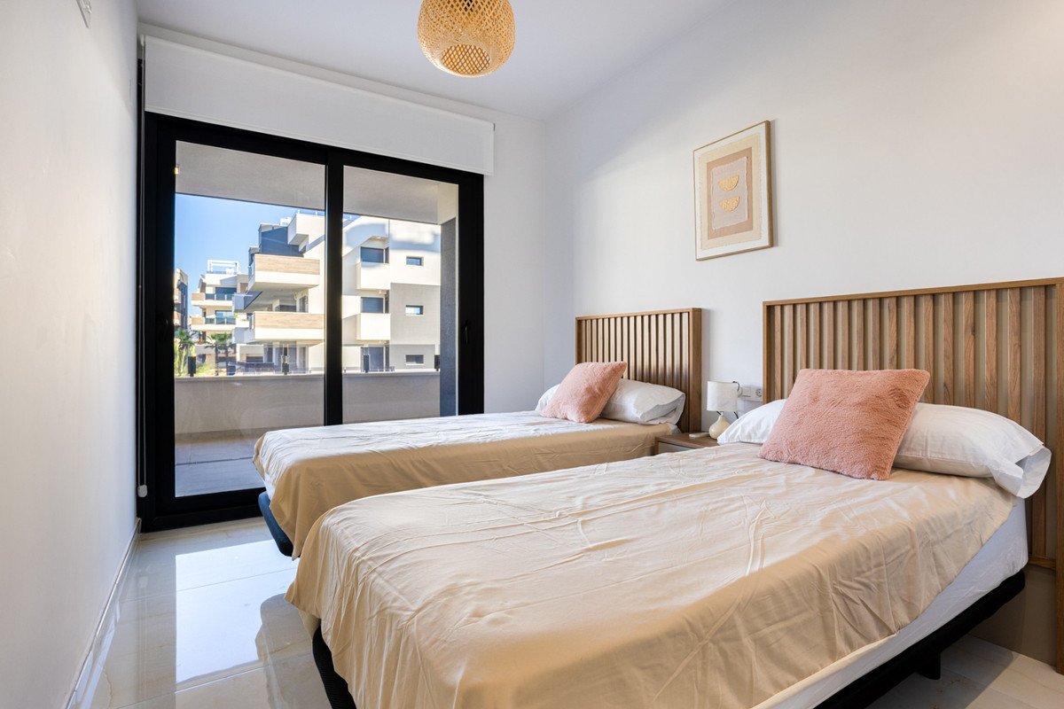 2 Bed Ground Floor Apartment in Los Altos