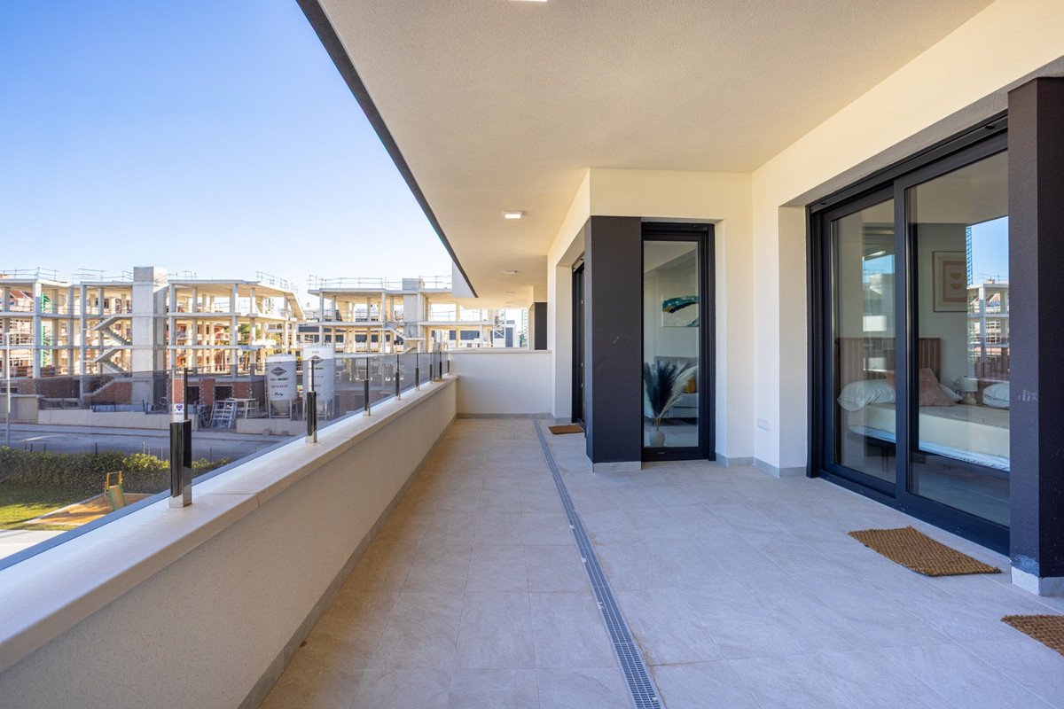 2 Bed Ground Floor Apartment in Los Altos