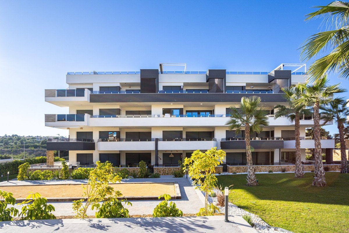 2 Bed Ground Floor Apartment in Los Altos