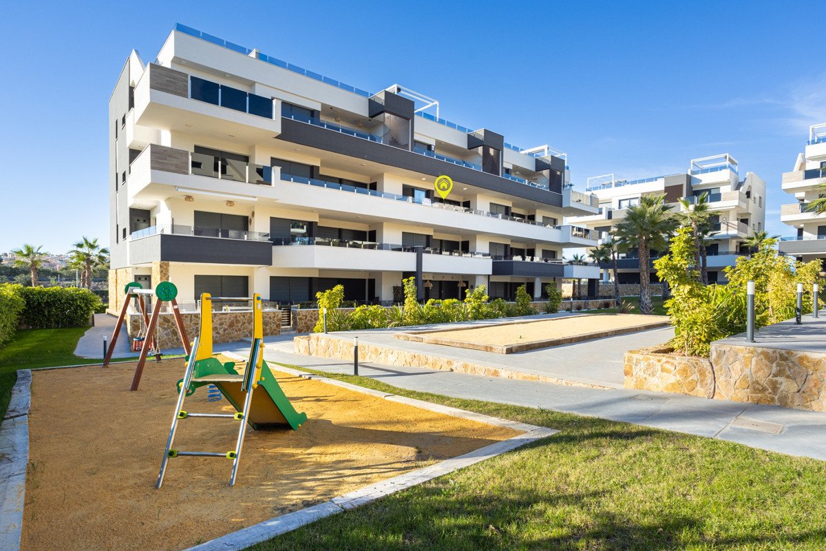 2 Bed Ground Floor Apartment in Los Altos