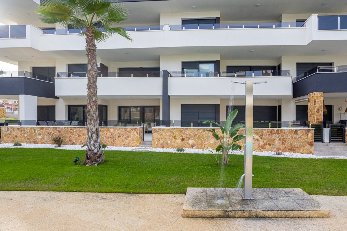 2 Bed Ground Floor Apartment in Los Altos