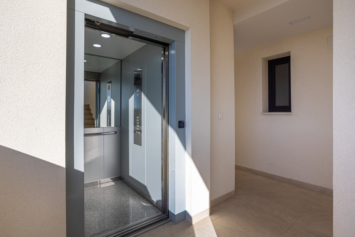 2 Bed Ground Floor Apartment in Los Altos