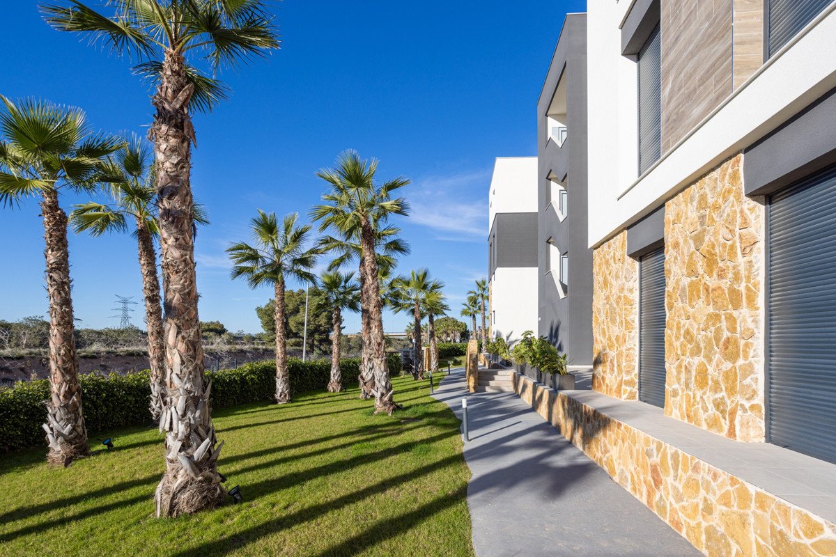 2 Bed Ground Floor Apartment in Los Altos