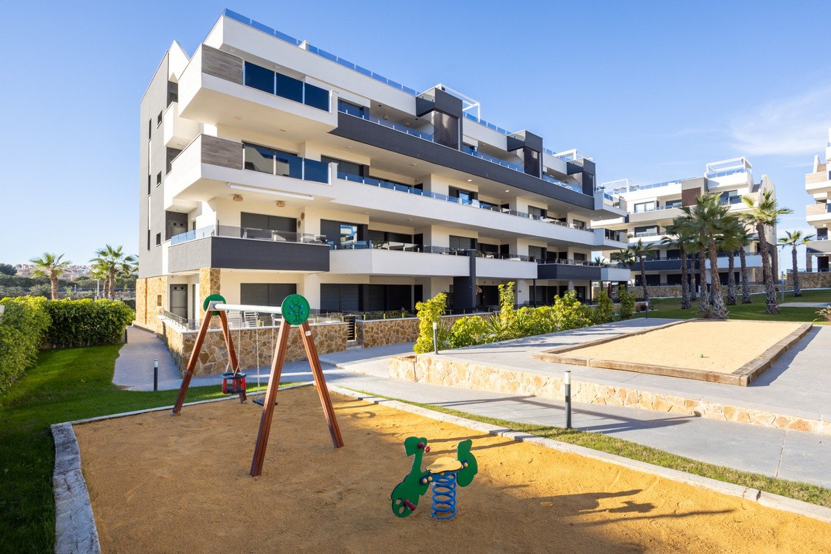 2 Bed Ground Floor Apartment in Los Altos