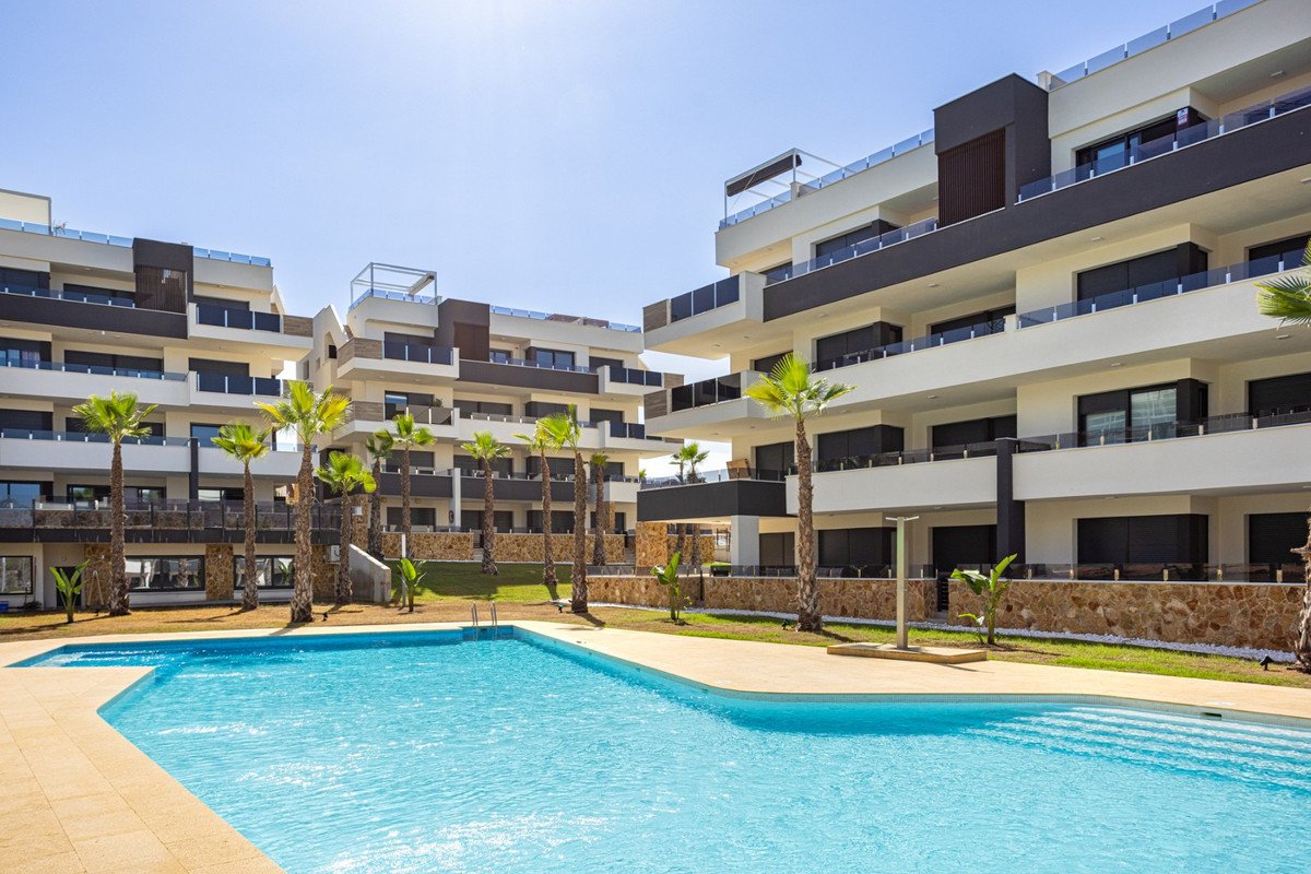2 Bed Ground Floor Apartment in Los Altos