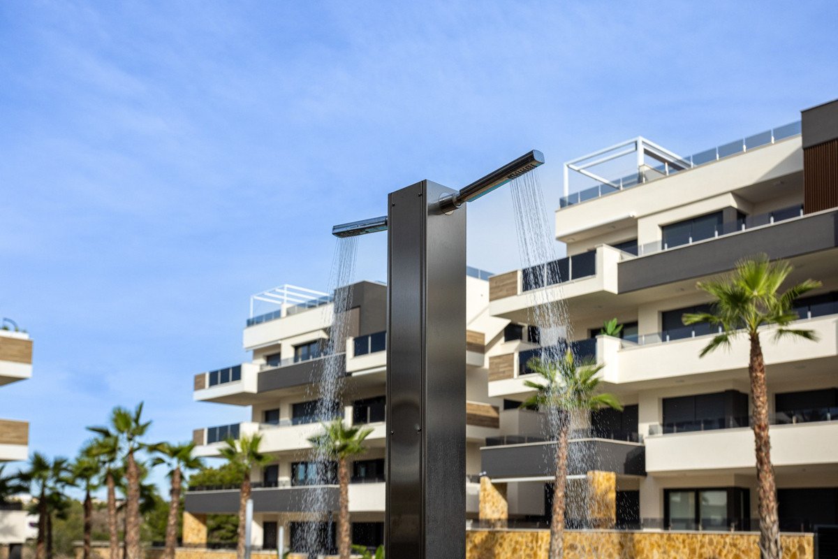 2 Bed Ground Floor Apartment in Los Altos