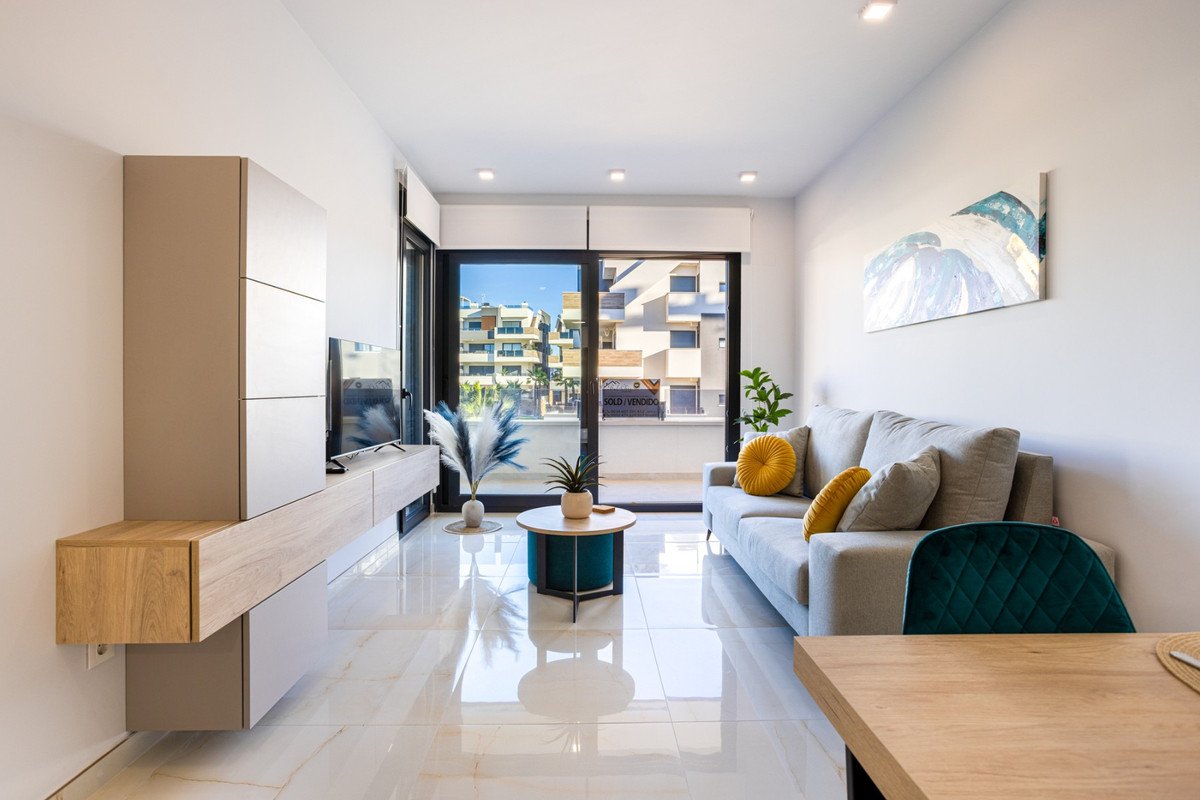 2 Bed Ground Floor Apartment in Los Altos