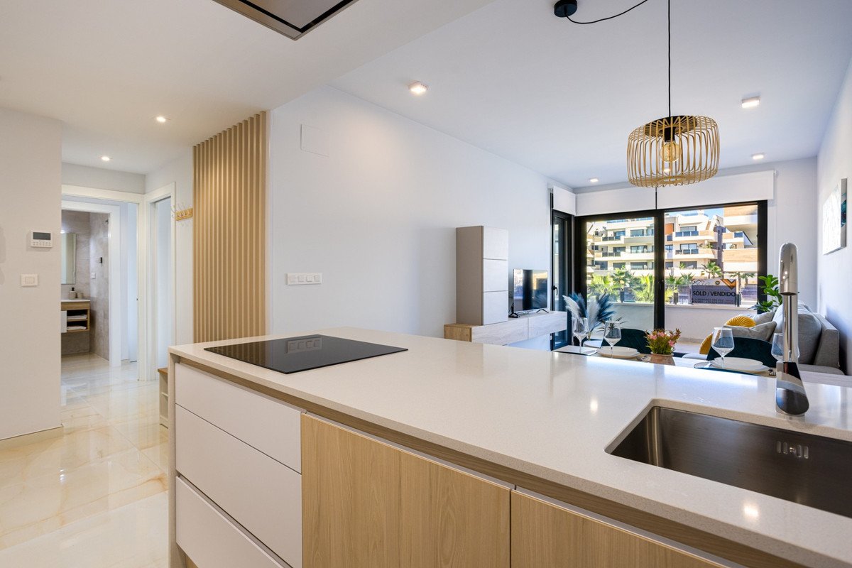 2 Bed Ground Floor Apartment in Los Altos