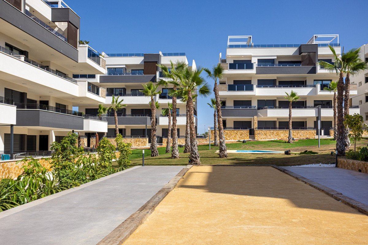 2 Bed Ground Floor Apartment in Los Altos