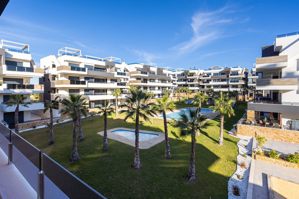 2 Bed Ground Floor Apartment in Los Altos