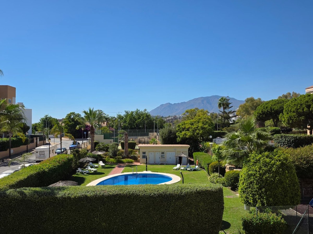 3 Bed Middle Floor Apartment in Selwo