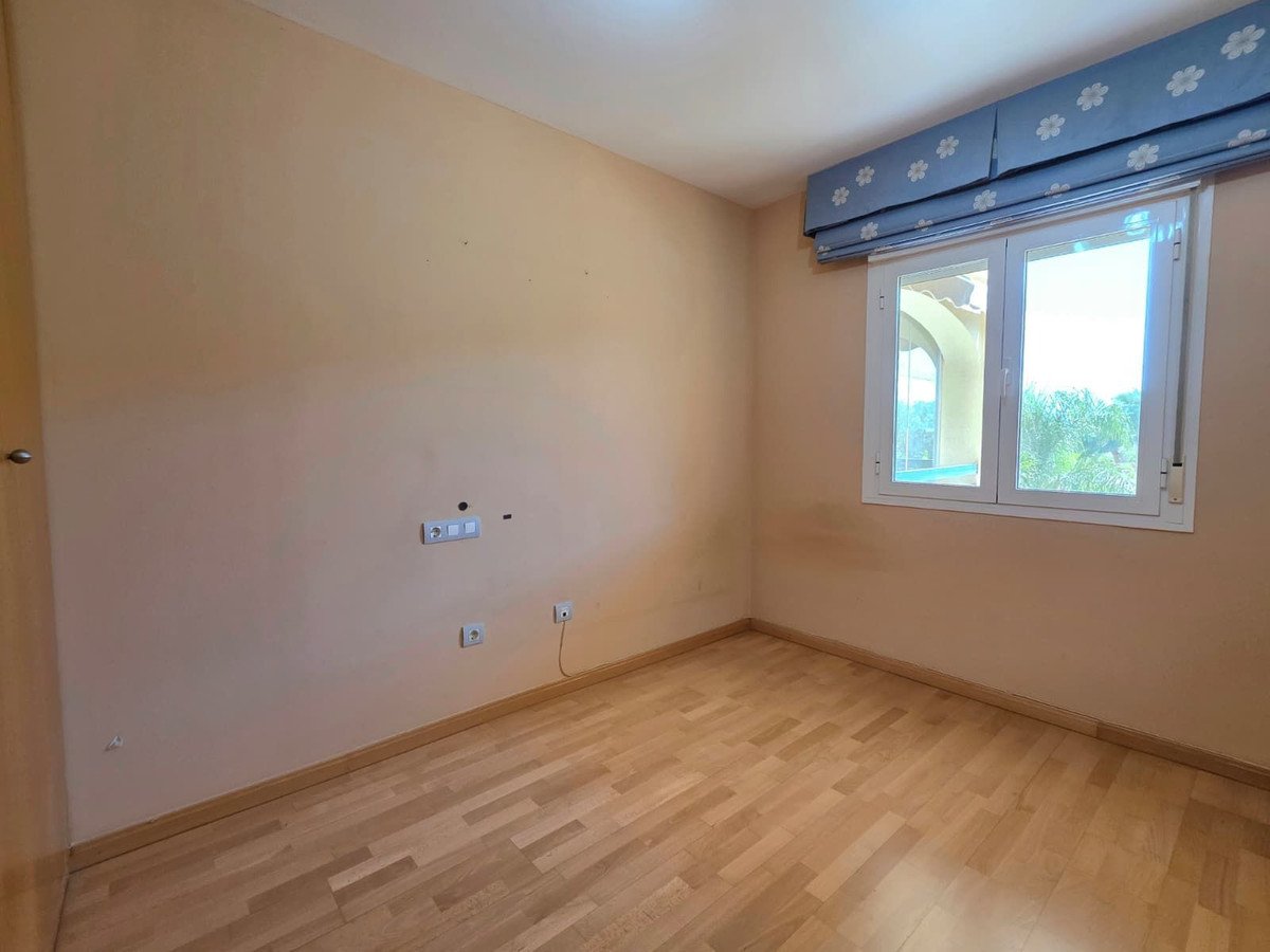 3 Bed Middle Floor Apartment in Selwo