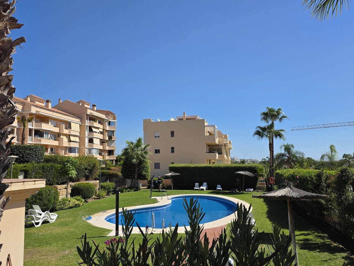 3 Bed Middle Floor Apartment in Selwo