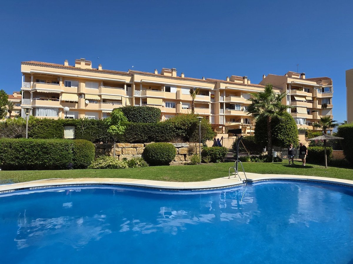 3 Bed Middle Floor Apartment in Selwo