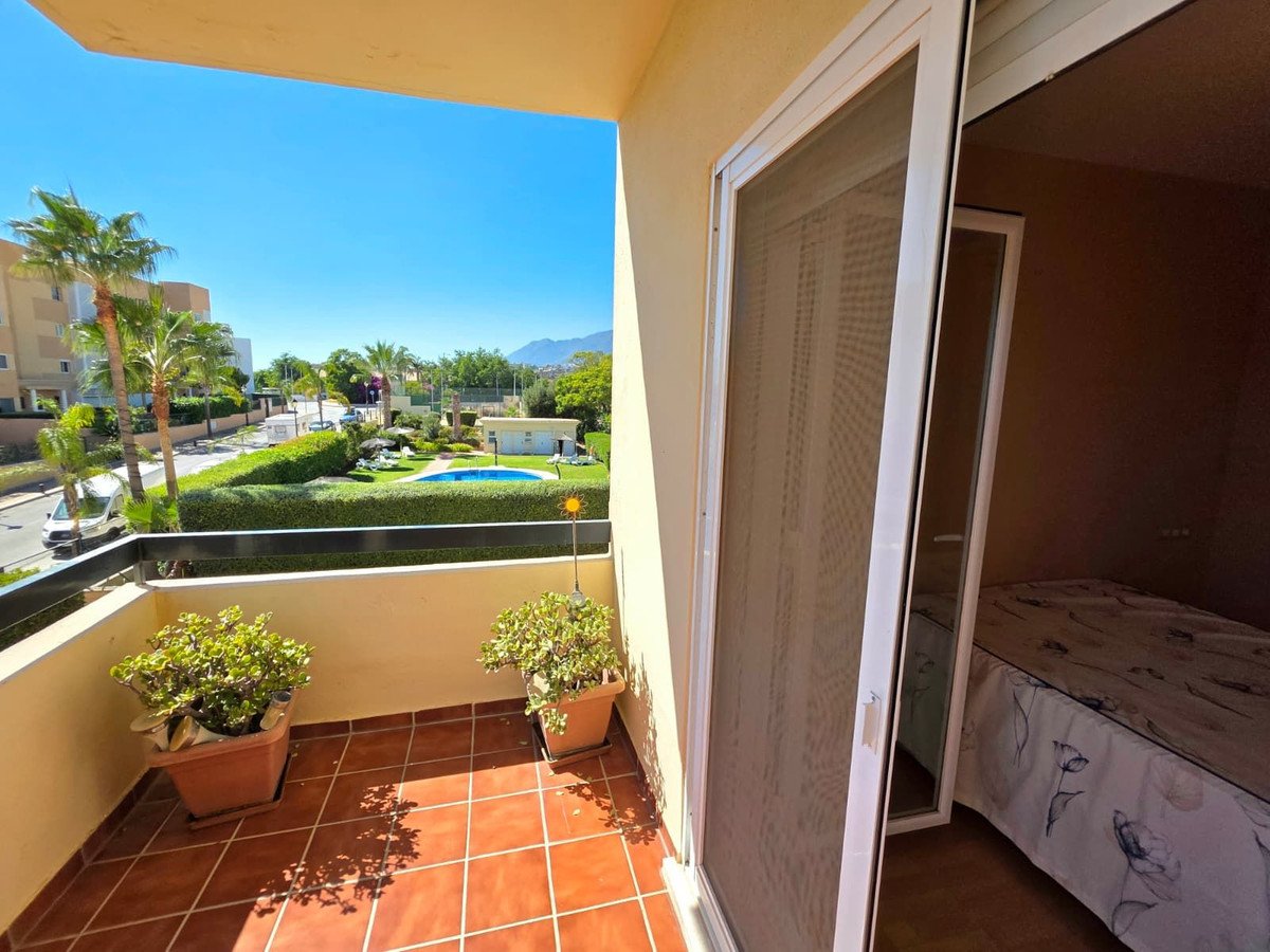 3 Bed Middle Floor Apartment in Selwo