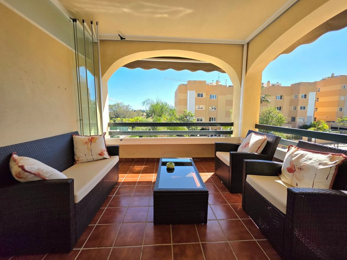 3 Bed Middle Floor Apartment in Selwo