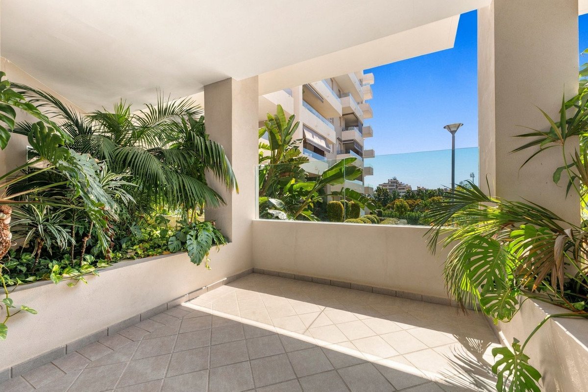 3 Bed Middle Floor Apartment in Nueva Andalucía