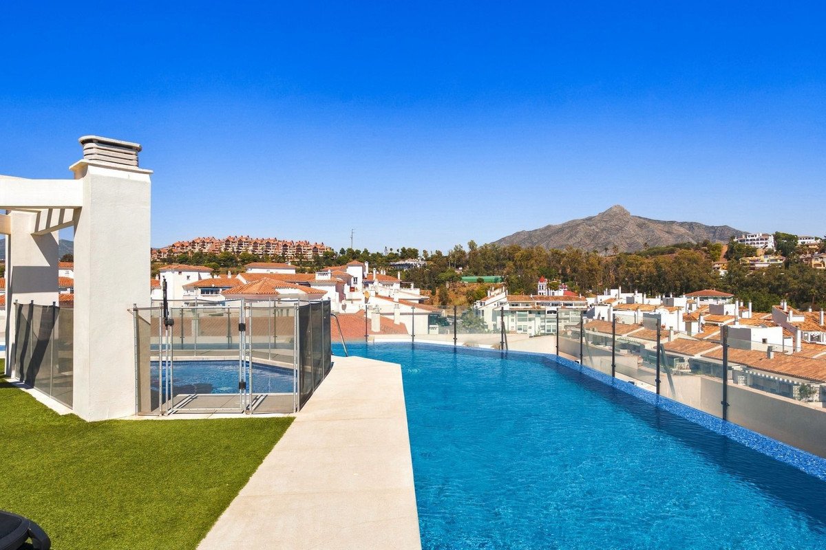 3 Bed Middle Floor Apartment in Nueva Andalucía