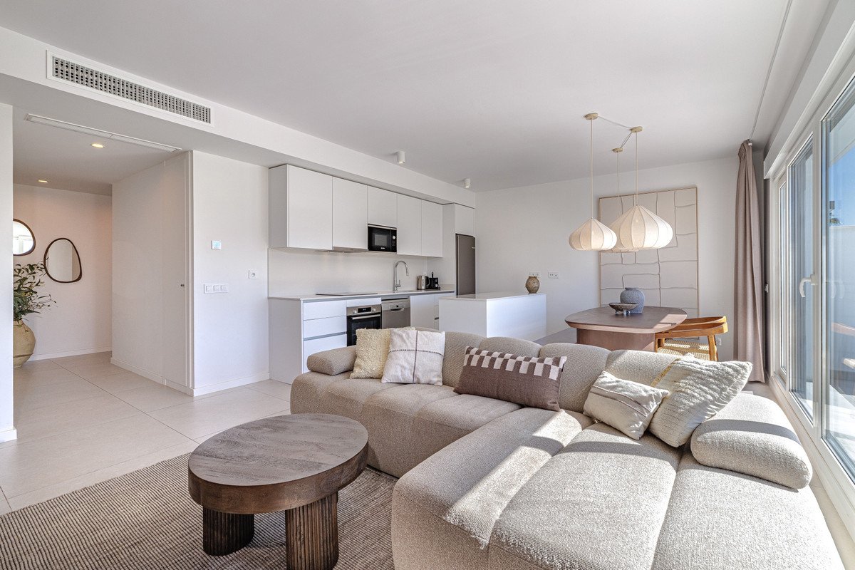 2 Bed Middle Floor Apartment in Estepona