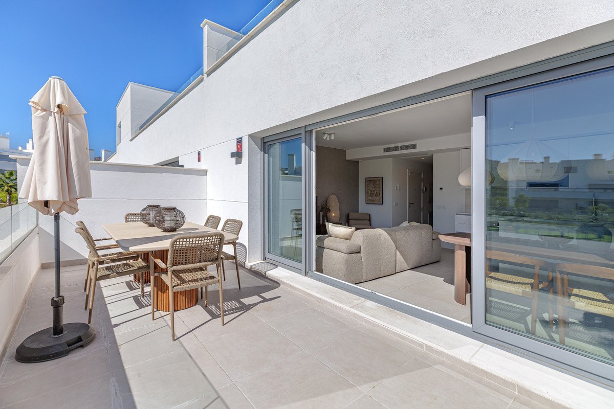 2 Bed Middle Floor Apartment in Estepona