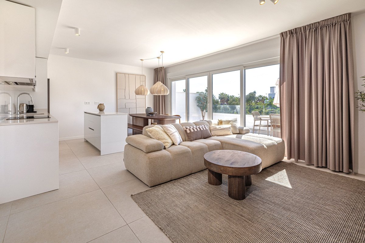 2 Bed Middle Floor Apartment in Estepona