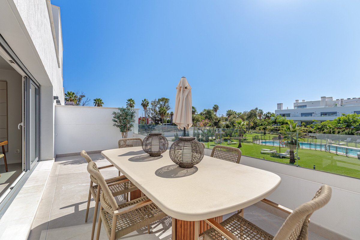 2 Bed Middle Floor Apartment in Estepona
