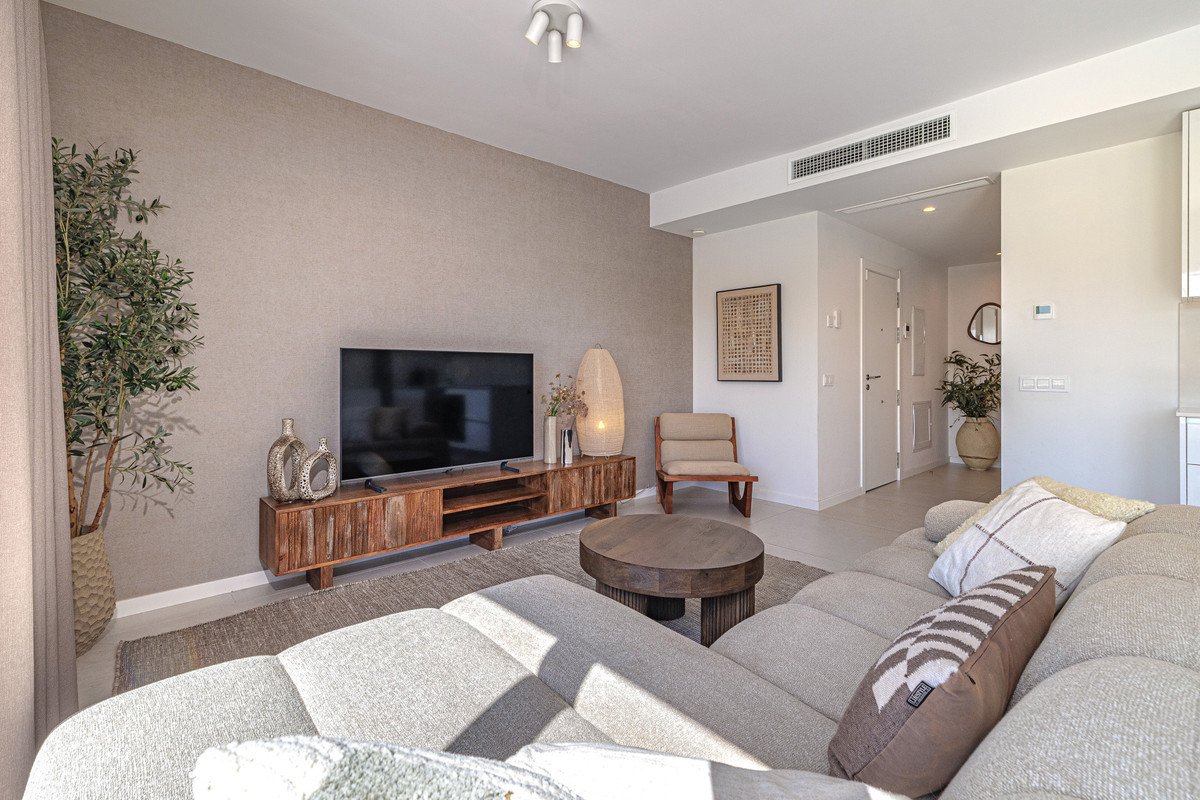 2 Bed Middle Floor Apartment in Estepona