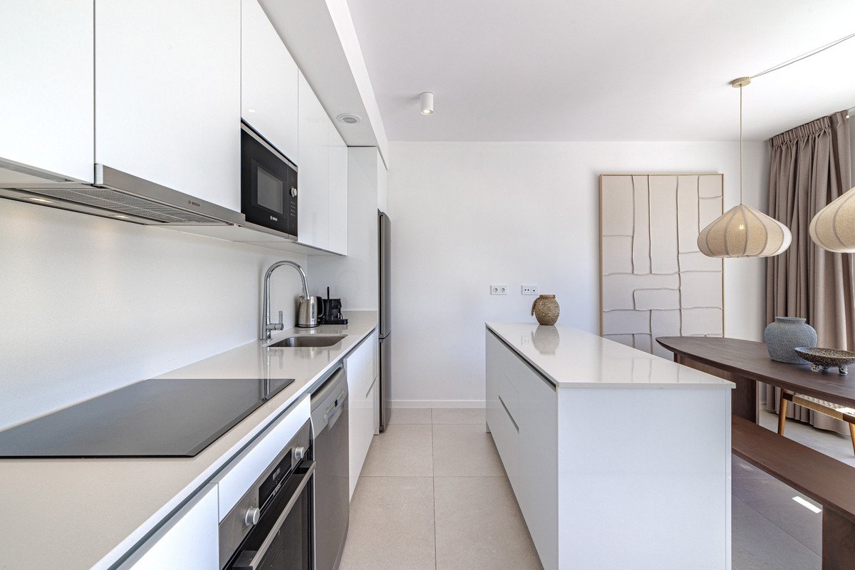 2 Bed Middle Floor Apartment in Estepona
