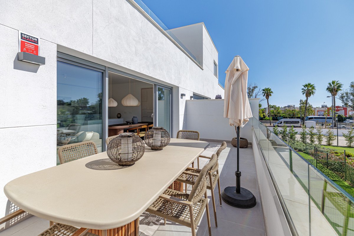 2 Bed Middle Floor Apartment in Estepona