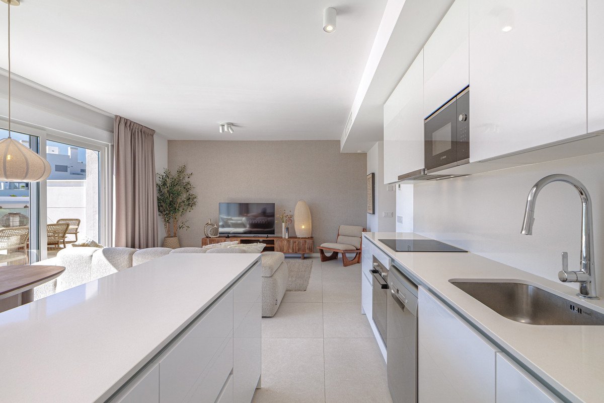 2 Bed Middle Floor Apartment in Estepona