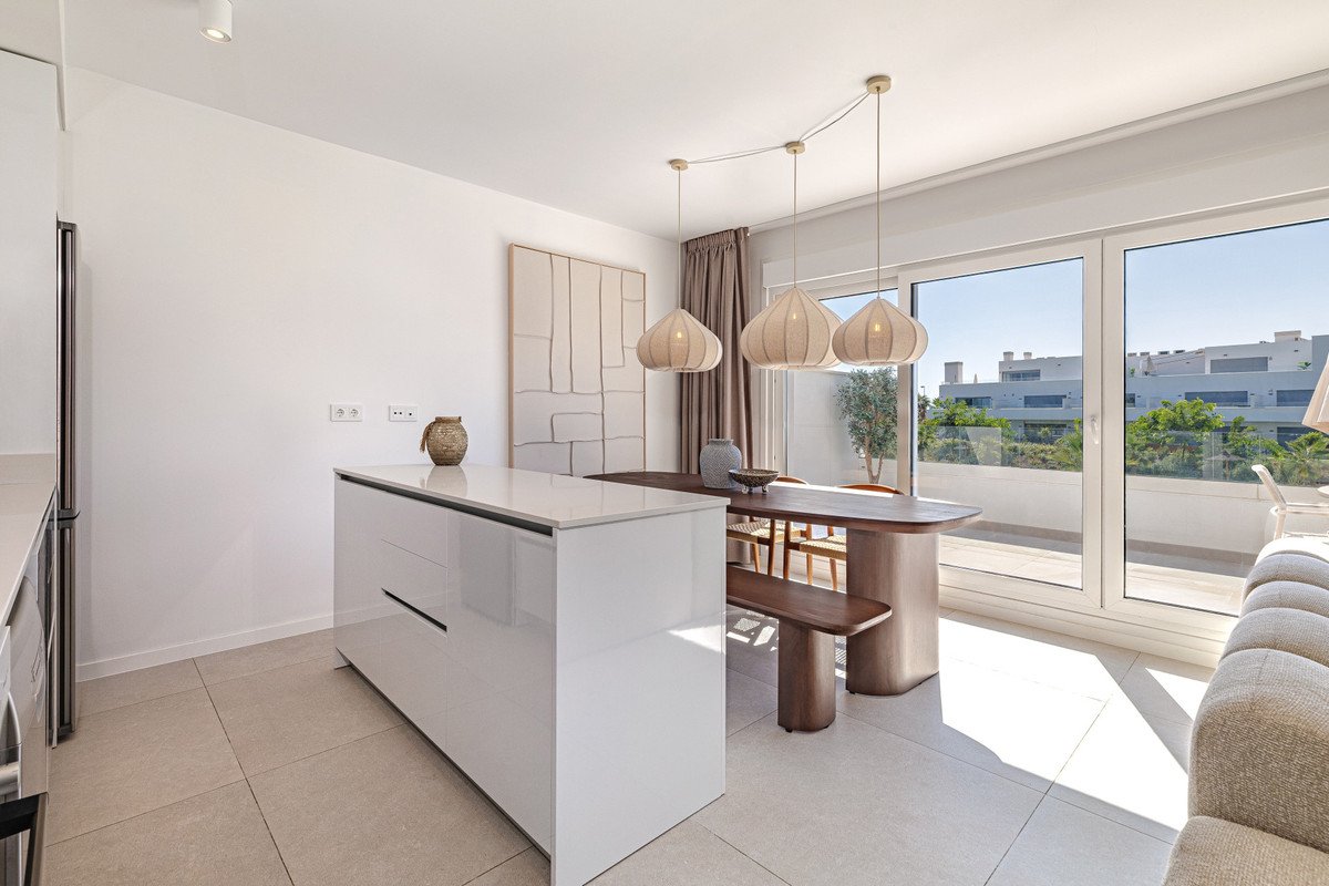 2 Bed Middle Floor Apartment in Estepona