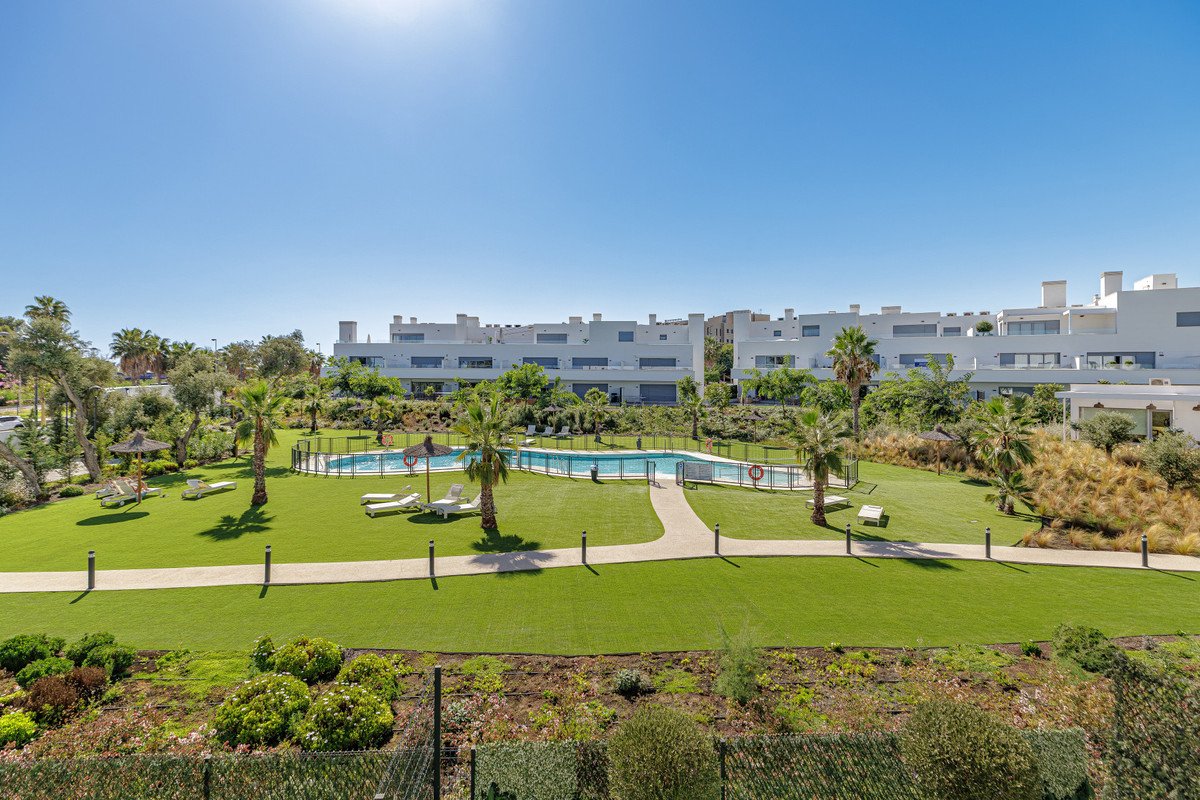 2 Bed Middle Floor Apartment in Estepona