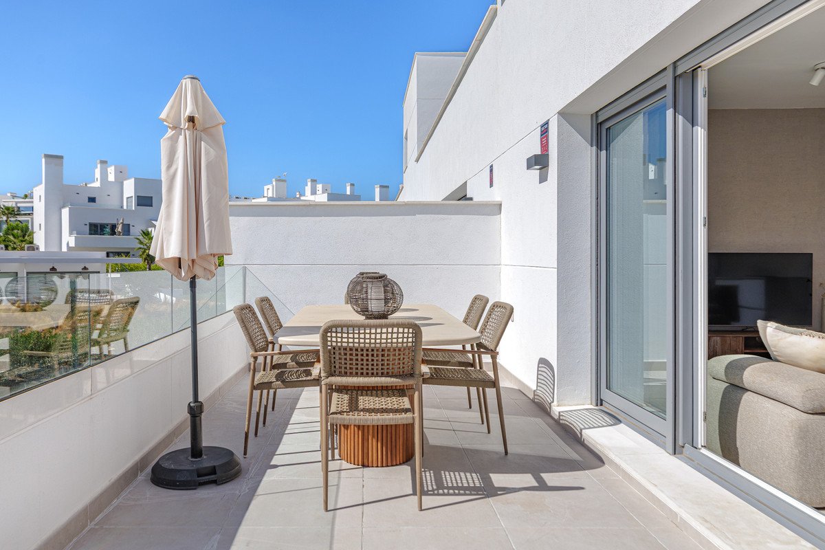 2 Bed Middle Floor Apartment in Estepona
