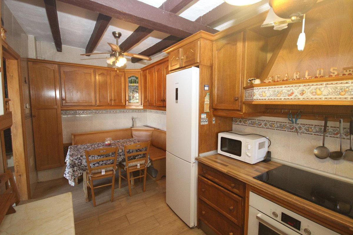 4 Bed Semi-Detached House in Elviria
