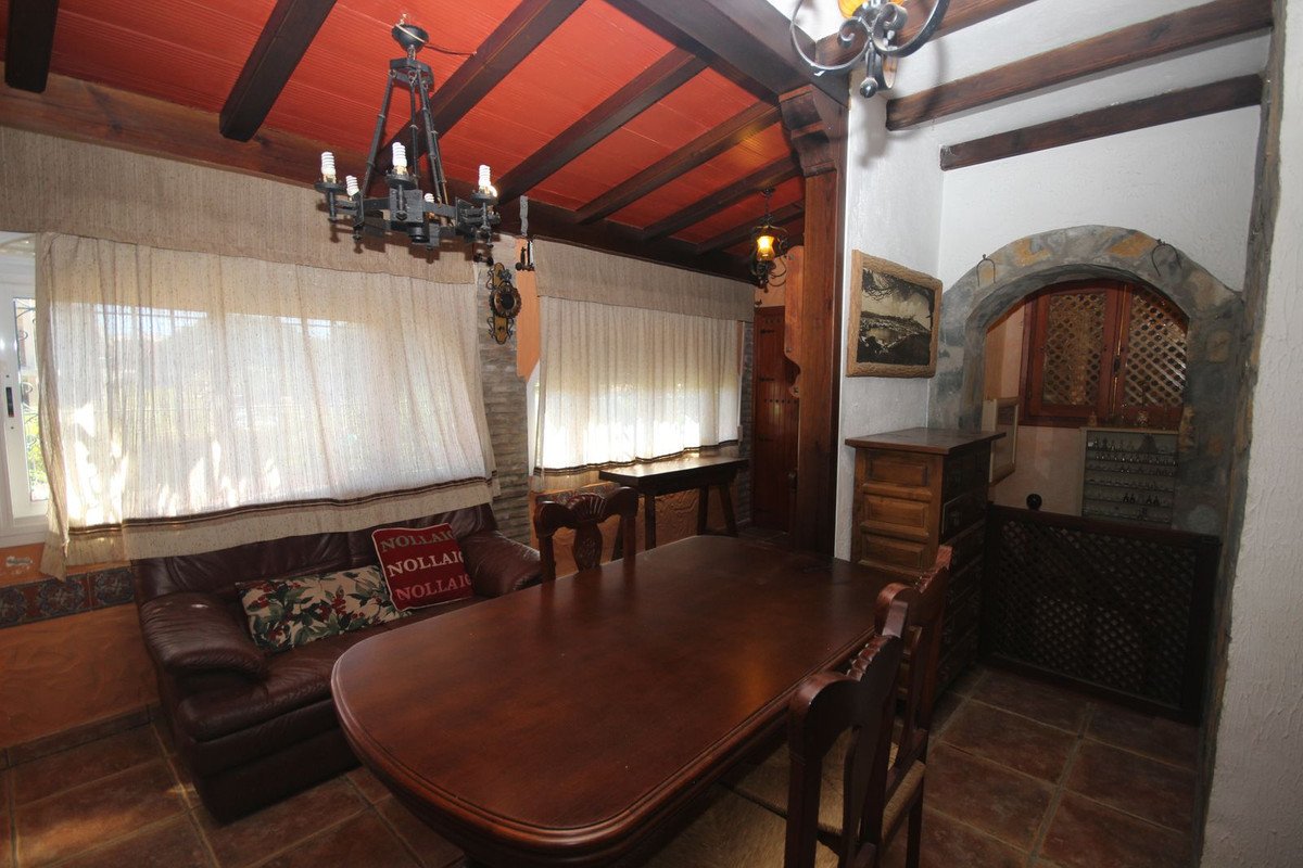 4 Bed Semi-Detached House in Elviria