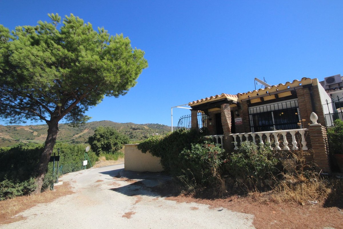 4 Bed Semi-Detached House in Elviria