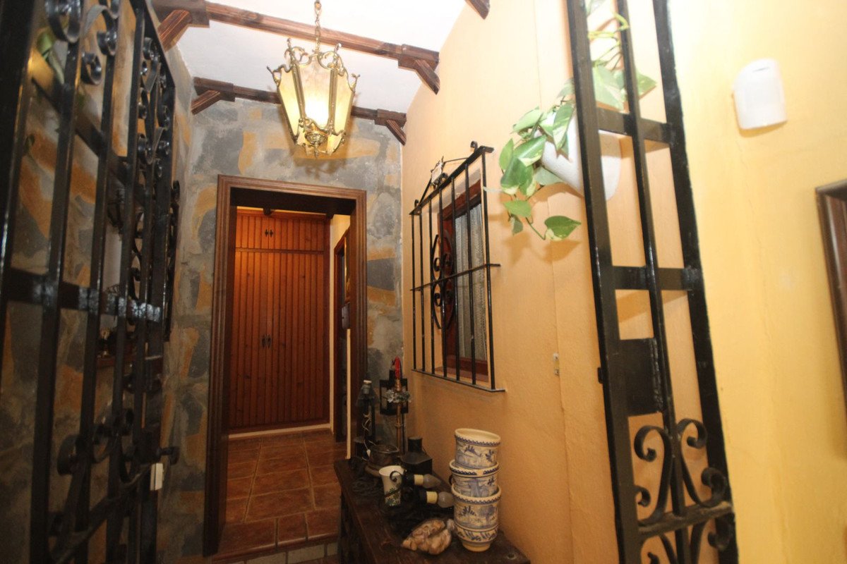 4 Bed Semi-Detached House in Elviria