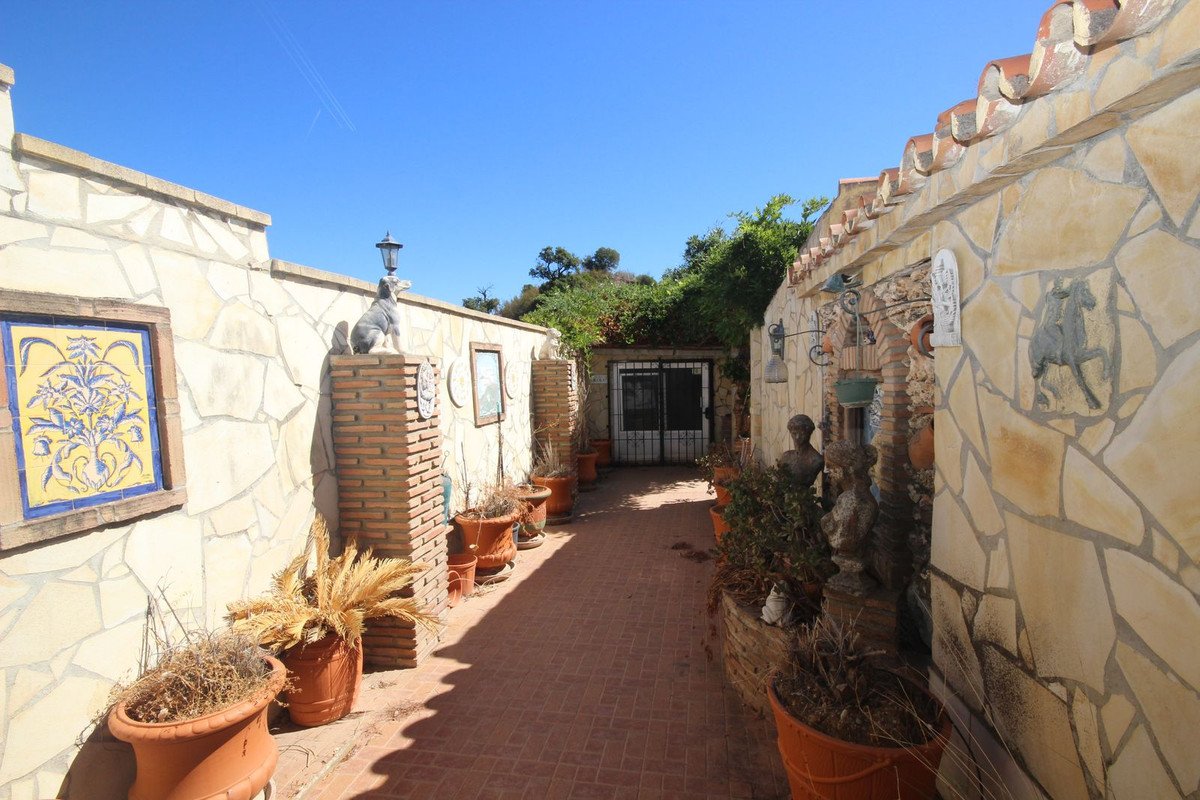 4 Bed Semi-Detached House in Elviria