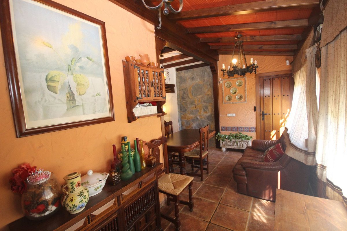 4 Bed Semi-Detached House in Elviria