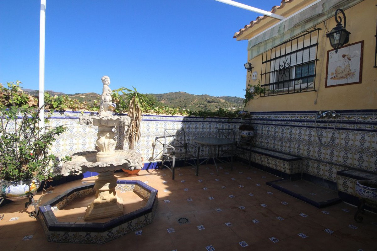 4 Bed Semi-Detached House in Elviria