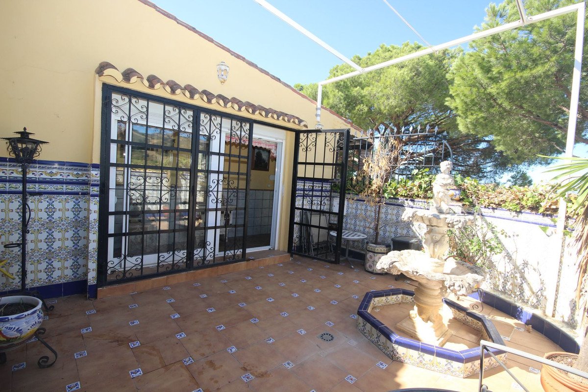 4 Bed Semi-Detached House in Elviria
