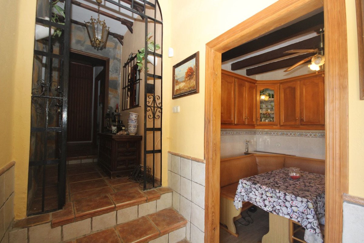 4 Bed Semi-Detached House in Elviria