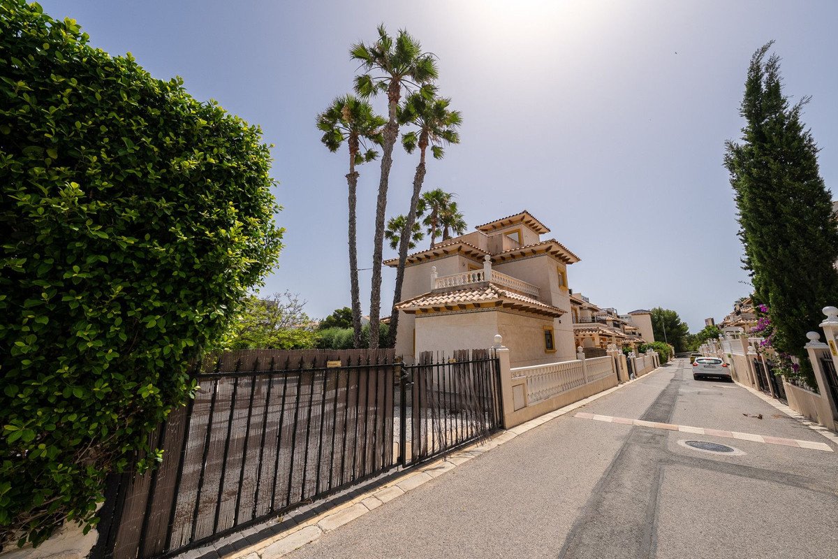 3 Bed Detached Villa in Orihuela Costa