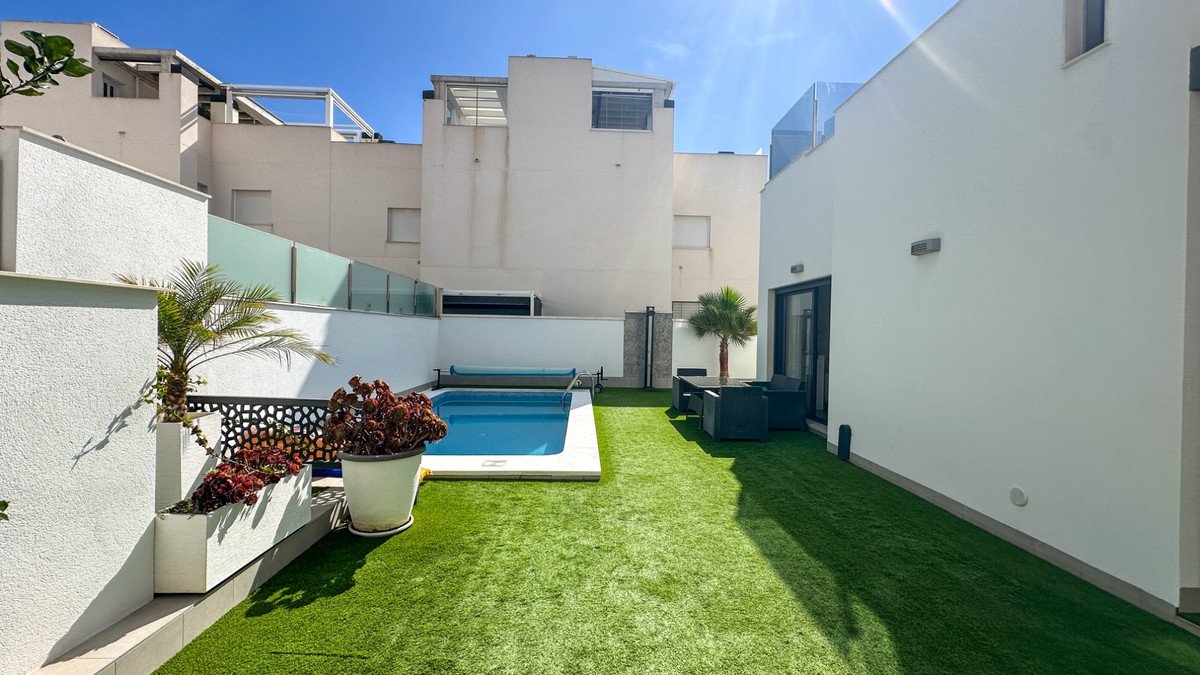 5 Bed Detached Villa in Torrevieja