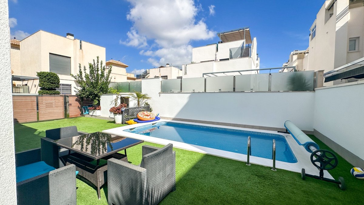 5 Bed Detached Villa in Torrevieja
