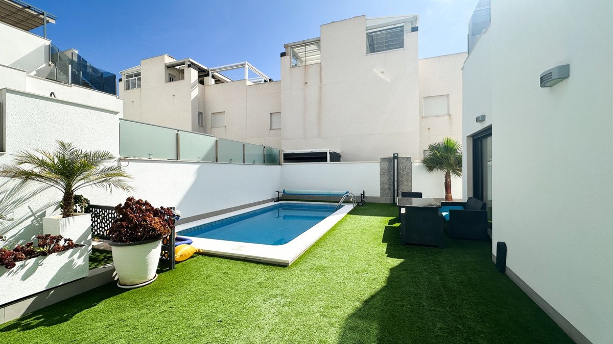 5 Bed Detached Villa in Torrevieja