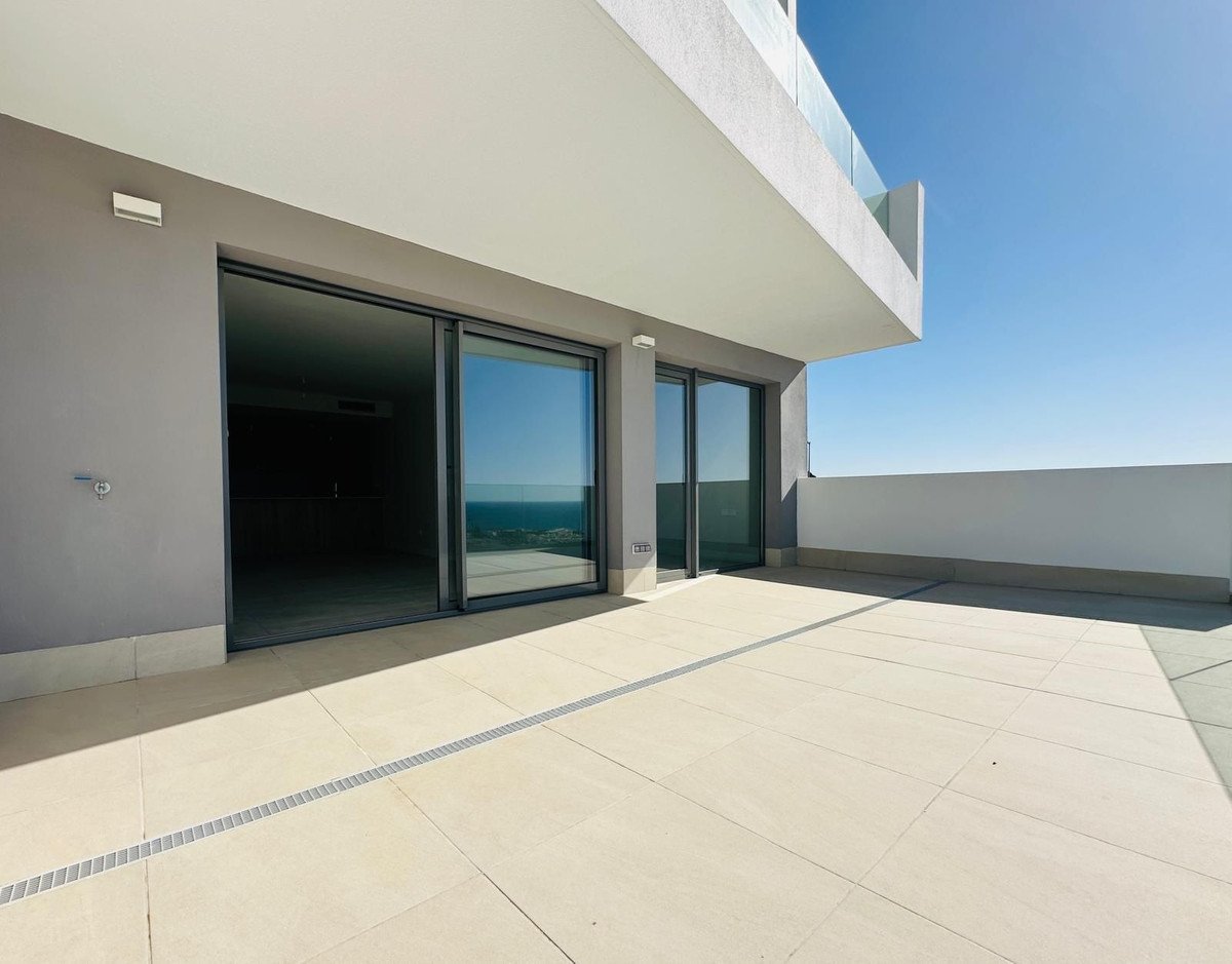 3 Bed Middle Floor Apartment in Manilva
