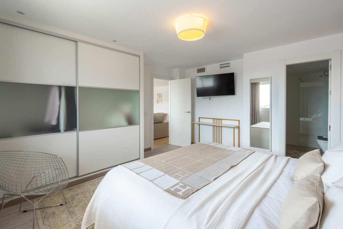 4 Bed Middle Floor Apartment in Nueva Andalucía