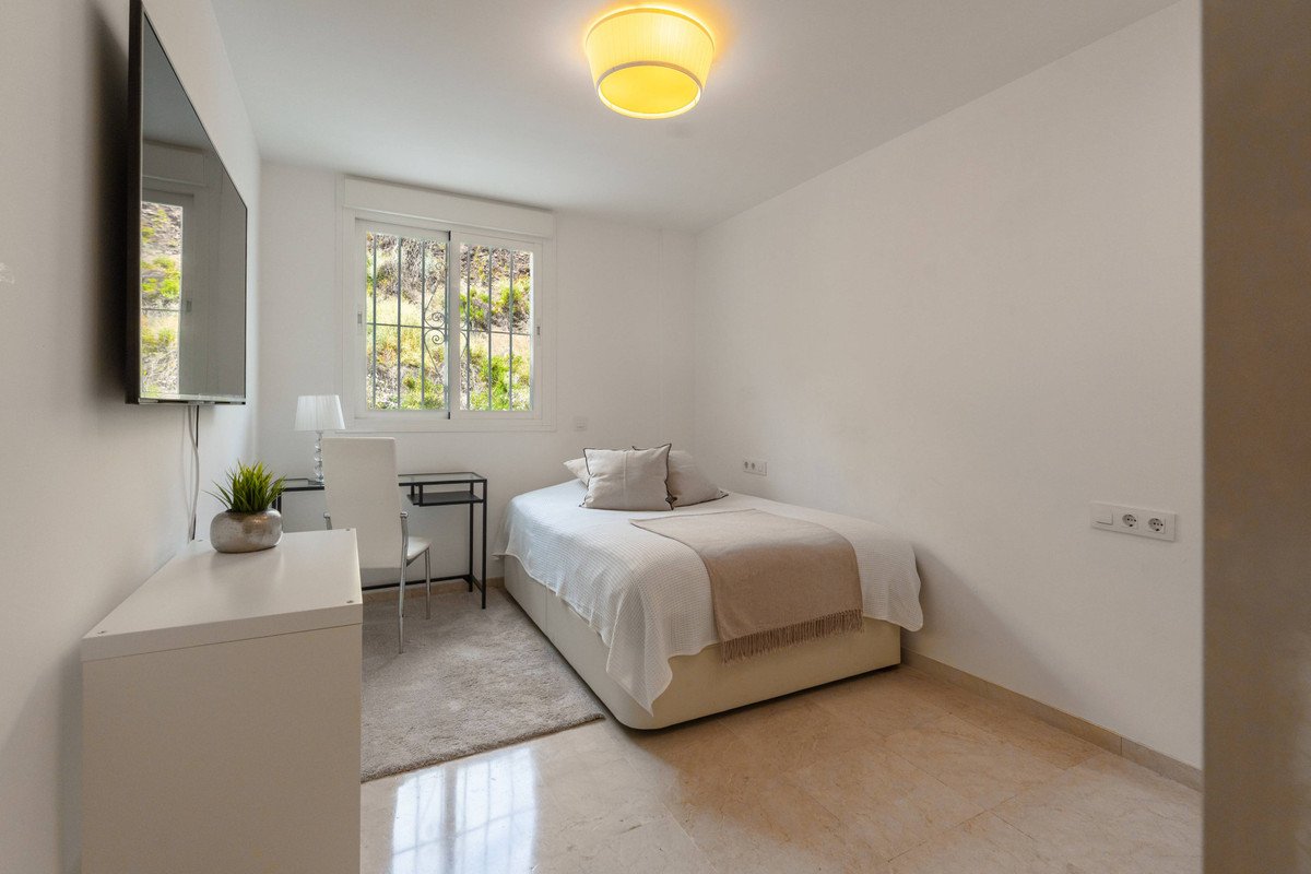 4 Bed Middle Floor Apartment in Nueva Andalucía